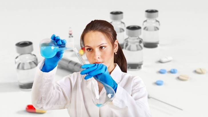 scientist working in a lab to develop a vaccine