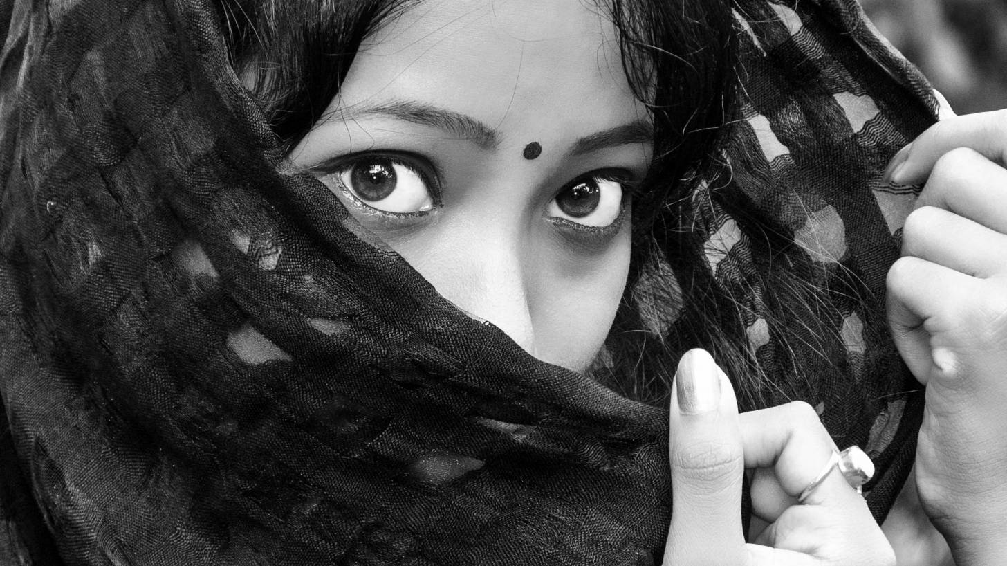 indian women in black scarf