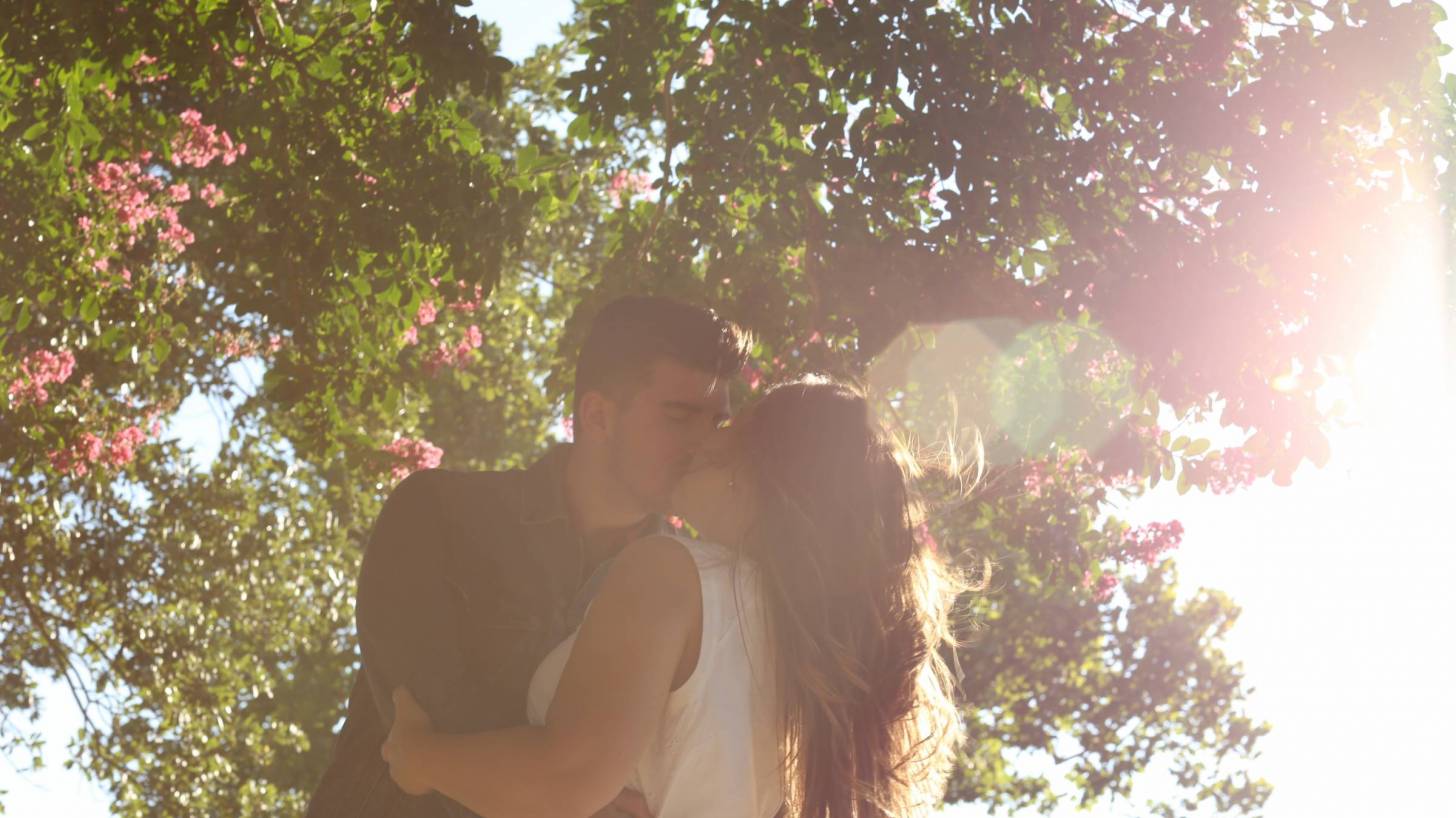 couple kissing in the sunlight