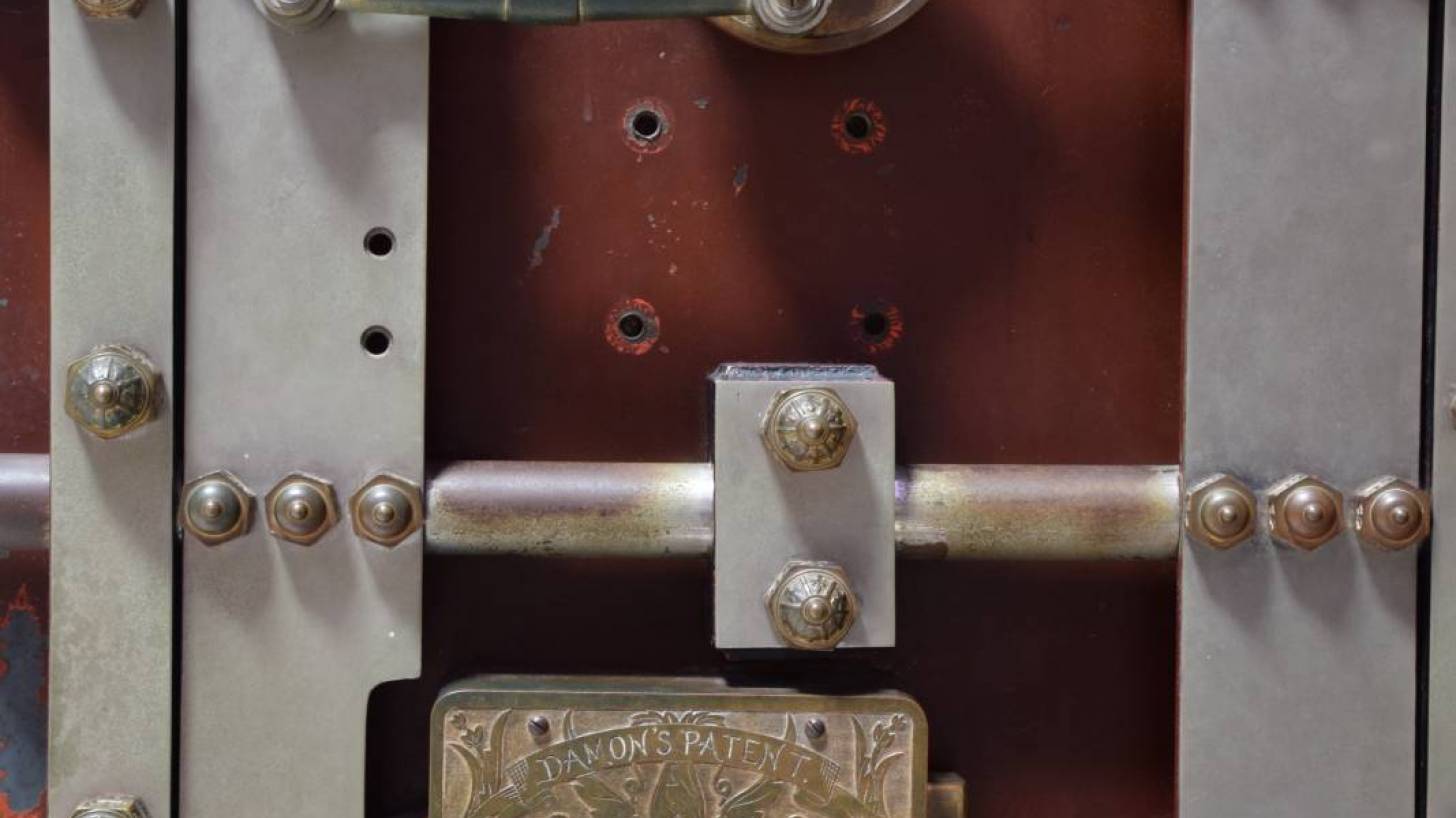 vault locking system