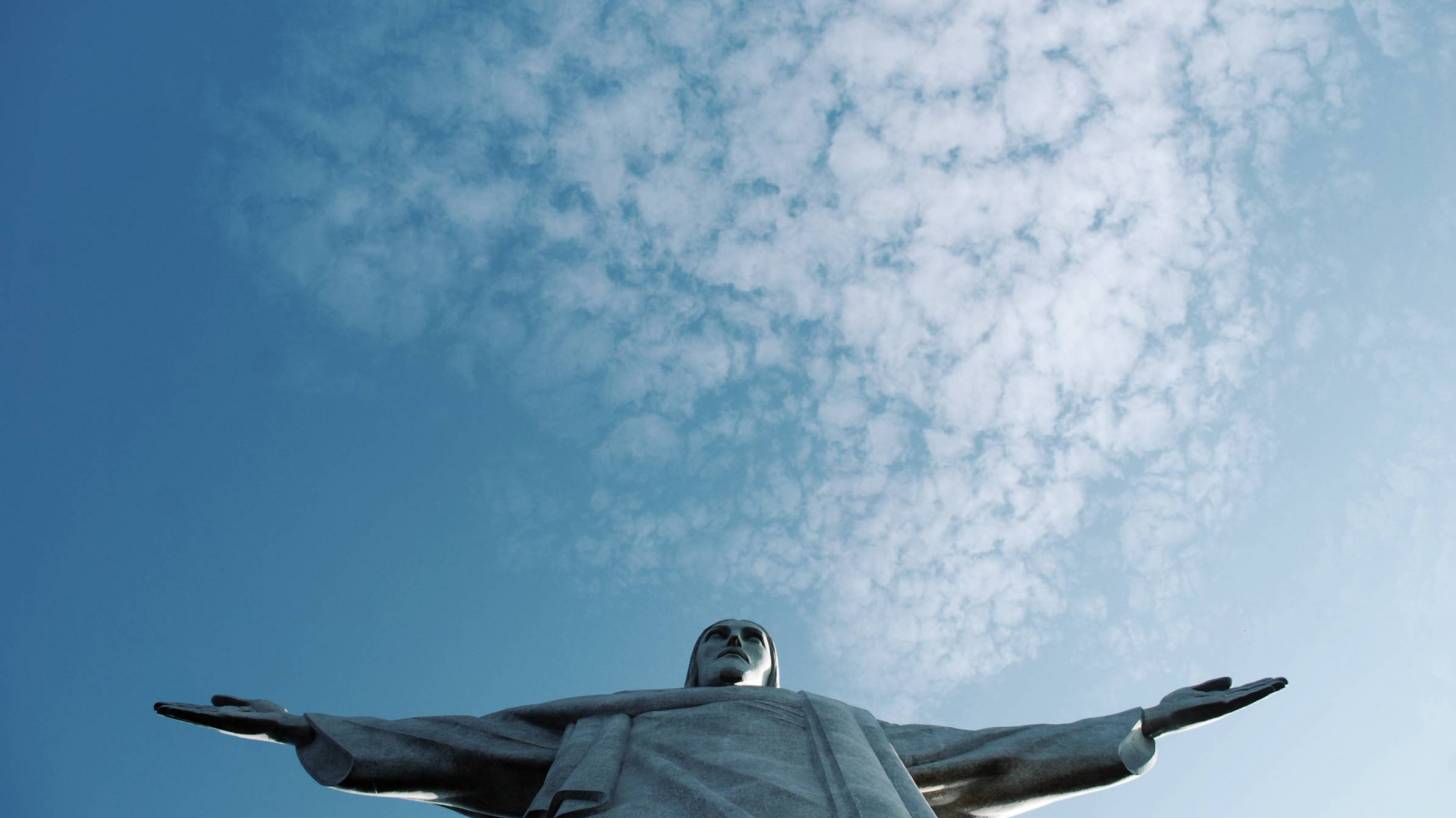 rio statue looking at the sky