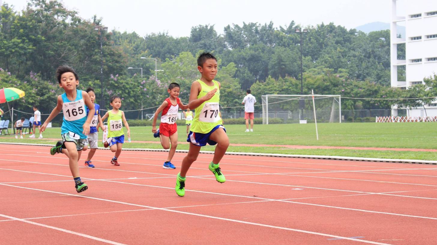 kids running in a track meet