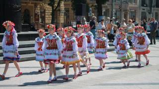 ukraine children in costume