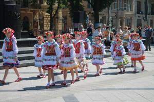 ukraine children in costume